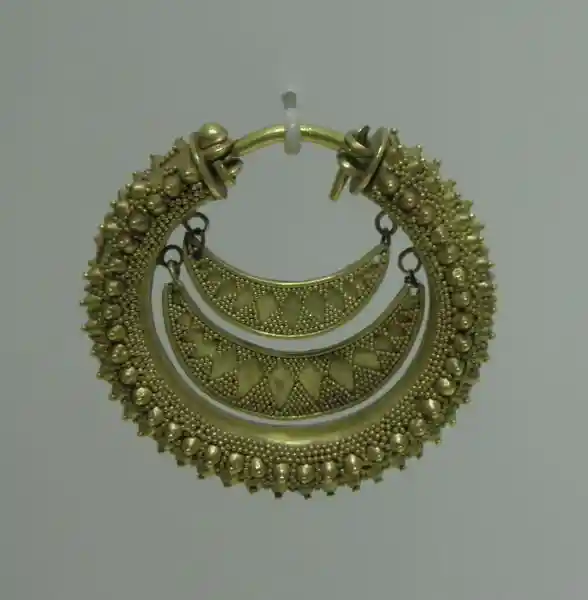 Gold earrings with two crescent designs